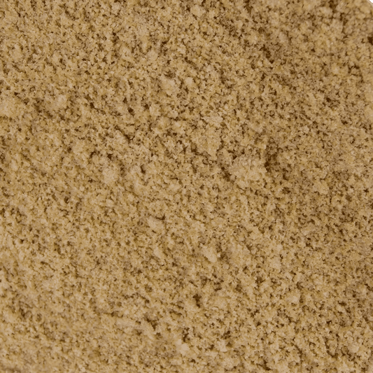 Gros plan sur la texture granuleuse du Thiéré Lalo TANTIE, couscous de mil fin, parfait pour recettes de Thiacry ou accompagnements savoureux.