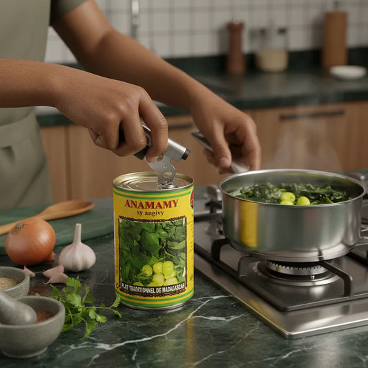 Ouverture d'une boîte Anamamy sy angivy CODAL au-dessus d'une casserole, préparation facile de légumes malgaches en conserve authentique.