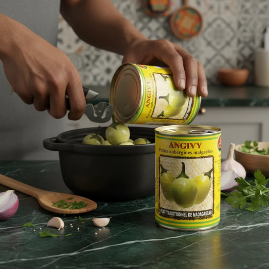 Préparation culinaire avec Angivy Naturel CODAL, aubergines malgaches en conserve, idéale pour enrichir vos plats salés maison.