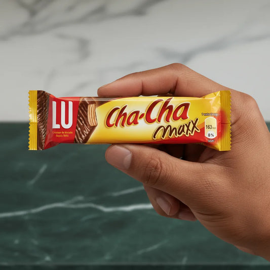 Barre chocolatée LU Cha-Cha Maxx tenue à la main, idéale pour une pause sucrée avec gaufrette croustillante et chocolat fondant.