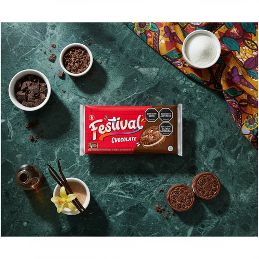 Biscuits chocolat FESTIVAL entourés d’ingrédients pâtissiers sur table verte, parfaits pour recettes sucrées maison.