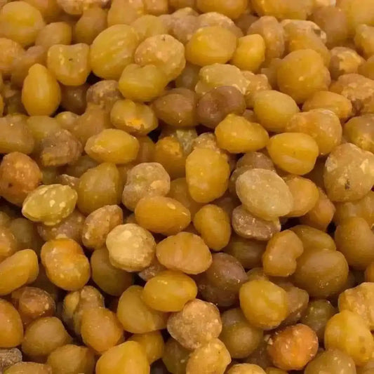 Gros plan sur des graines d’Akpi, épice africaine aux propriétés digestives et nutritionnelles, idéale pour plats traditionnels.