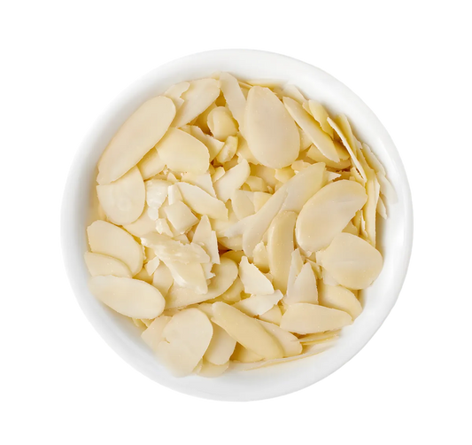Bol blanc rempli d'amandes effilées PROFRUIT, fines lamelles prêtes à l'emploi pour recettes maison. Idéal en fruits secs de cuisine.