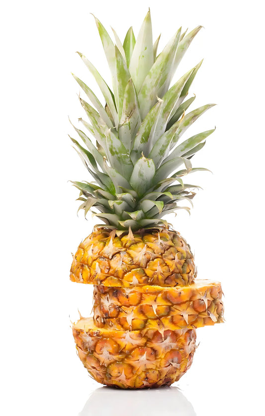 Ananas Extra Sweet tranché verticalement, révélant sa chair jaune dorée, parfait pour une consommation fraîche ou en cuisine exotique.