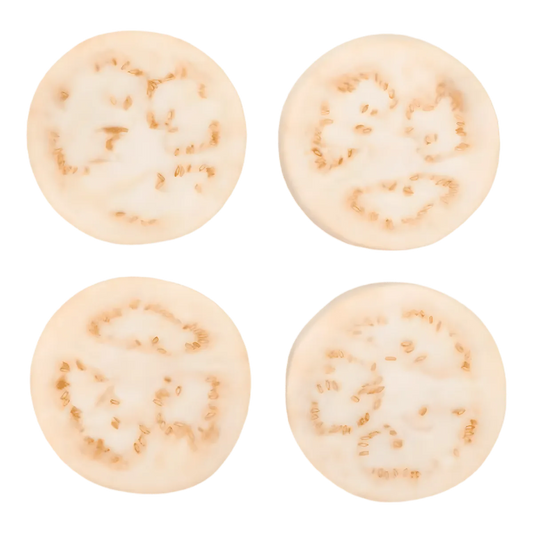 Tranches d’aubergine blanche africaine montrant chair claire et graines, révélant sa texture douce et goût subtil pour plats cuisinés.