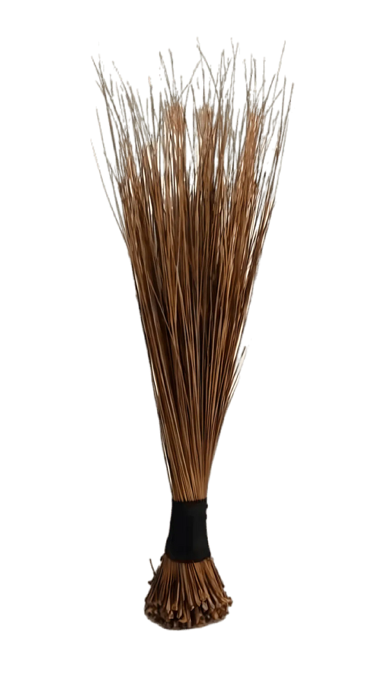Balai traditionnel africain en fibres naturelles, accessoire artisanal pour le nettoyage efficace et décoration intérieure authentique.