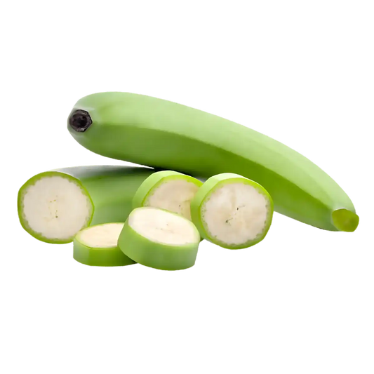 Banane verte tranchée montrant sa chair ferme, parfaite pour les recettes salées. Aliment nutritif aux multiples usages en cuisine.