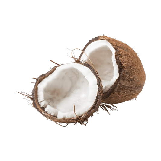 Noix de coco ouverte révélant la chair blanche, ingrédient clé de la boisson au malt au coco et hibiscus VITA MALT - BOISSON - NKOSI.