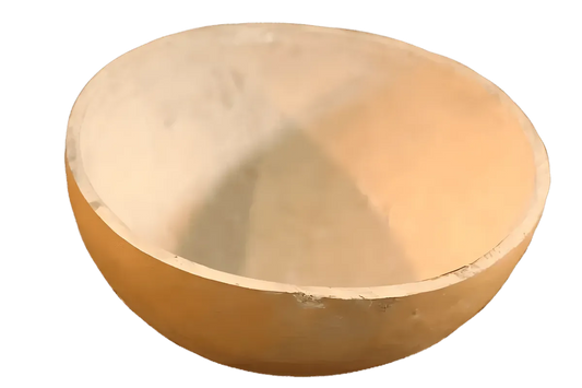 Calebasse Africaine naturelle demi-sphérique, accessoire traditionnel en Lagenaria siceraria pour cuisine ou décoration artisanale.