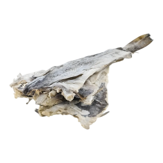 Tranches de colin salé coupé empilées, poisson salé à chair ferme parfait pour recettes savoureuses. Spécialité de fruits de mer conservée.