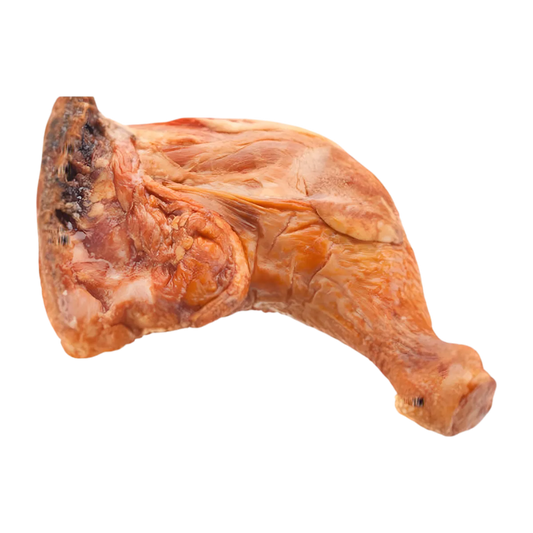Cuisse de poulet fumé vue côté chair, texture tendre et juteuse. Parfaite pour cuisine maison ou plats préparés à base de volaille fumée.