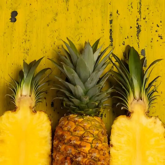 Ananas frais tranchés sur fond jaune, illustrant la saveur tropicale authentique de Floup ananas, dessert glacé sucré.