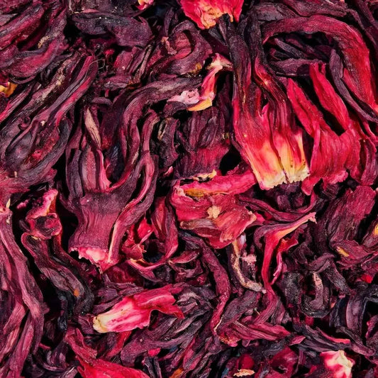Fleurs d'hibiscus séchées utilisées pour l'infusion Bissap Hibiscus RACINES, riches en saveur et bienfaits naturels.