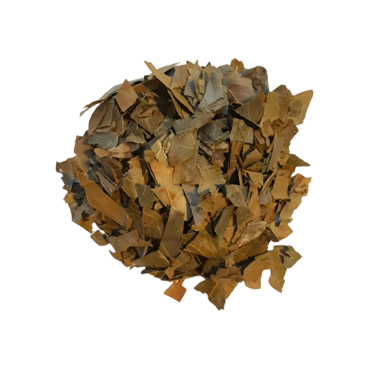 Feuilles séchées de kinkeliba utilisées pour l'infusion africaine RACINES, riches en bienfaits et arômes naturels.