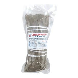 Paquet de kwanga "Chikwangu Number One", pâte de manioc sous vide. Image de l'emballage du produit.