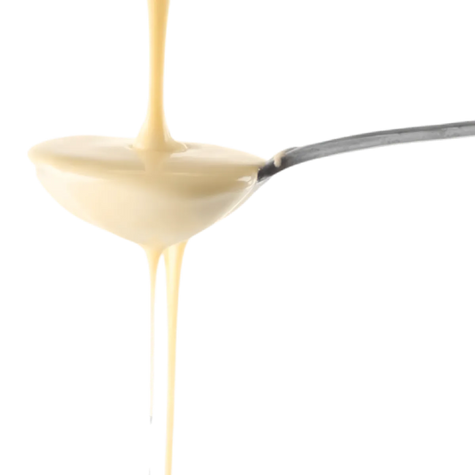 Cuillère de lait concentré sucré NESTLÉ coulant, texture riche et onctueuse. Ingrédient sucré idéal pour desserts et préparations sucrées maison.