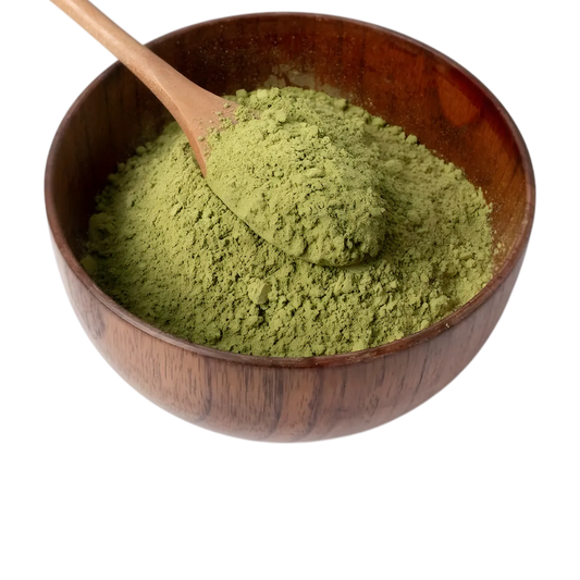 Poudre fine de molokheya moulu SAMIA dans un bol en bois avec cuillère, ingrédient polyvalent pour recettes saines et savoureuses.