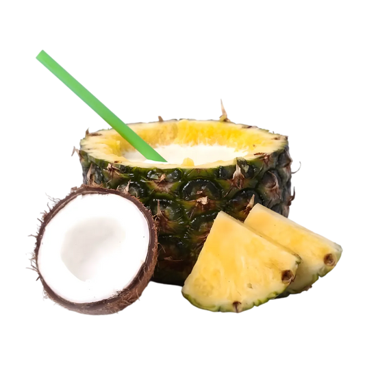 Présentation exotique du Nectar Ananas Coco Caresse Antillaise avec ananas creusé en verre, morceaux d’ananas et noix de coco fraîche, boisson fruitée tropicale.