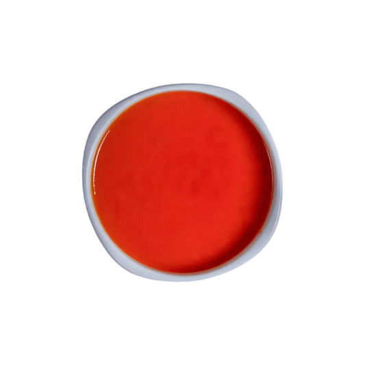 Vue de dessus d’un bol rempli de purée de tomate MUTTI, couleur rouge intense et texture veloutée, parfaite pour la cuisine maison.