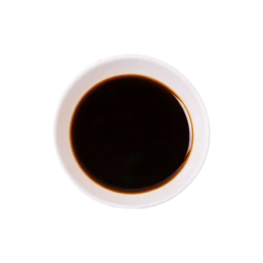 Bol de sauce soja liquide foncée, condiment asiatique riche en umami, parfait pour relever les plats dans l'épicerie salée.