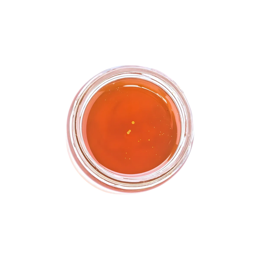 Vue du dessus du sirop de gingembre Dormoy, texture fluide et couleur ambrée, parfait pour boissons et préparations culinaires épicées.