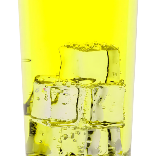 Verre de soda goût pamplemousse TOP avec glaçons, boisson pétillante jaune vif au goût fruité et désaltérant.