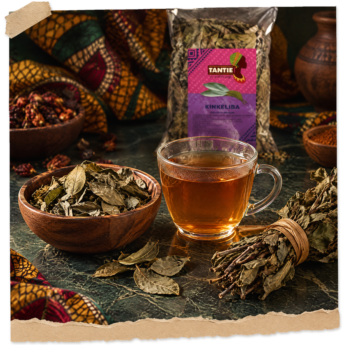 Tasse d'infusion de kinkéliba ambrée, feuilles séchées en bol et fagot de rameaux
