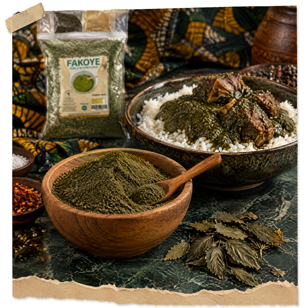 Poudre de fakoye vert foncé dans un bol en bois, sauce fakoye sur riz