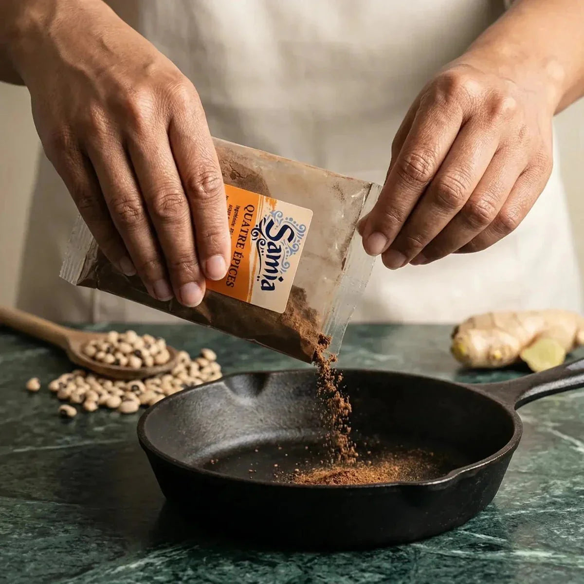 4-kruidenmix SAMIA gekruid in een pan. Gember en zwarteoogbonen op de achtergrond.