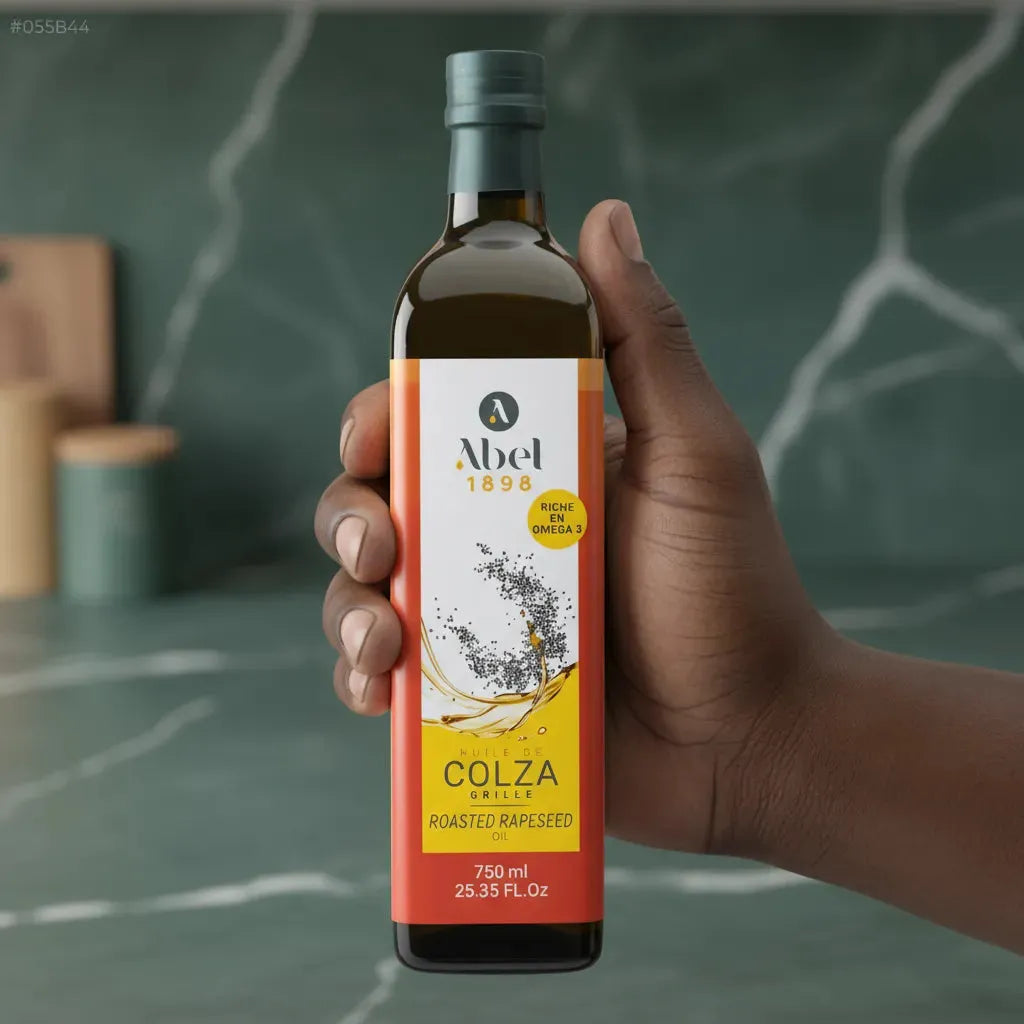 Main tenant une bouteille d'huile de colza ABEL 750 ml, riche en oméga 3, idéale pour la cuisson et les assaisonnements. Produit d'épicerie salée.