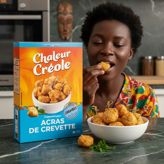 Femme dégustant des acras de crevette préparés avec le mélange Chaleur Créole, boîte du produit en avant-plan sur une table de cuisine.