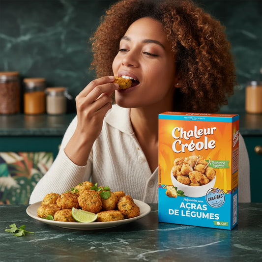 Femme dégustant des acras de légumes préparés avec le mélange CHALEUR CREOLE, boîte visible sur table, ambiance cuisine conviviale.