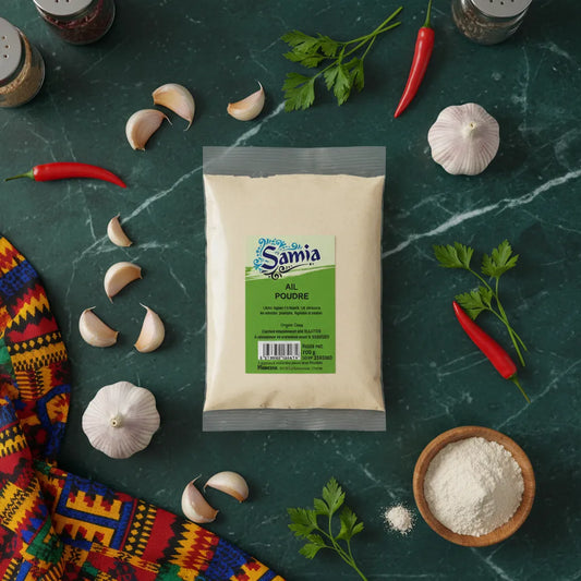 Sachet d'ail en poudre SAMIA entouré d'ingrédients frais - Rehaussez vos plats avec intensité, parfait pour épicerie salée et recettes maison.