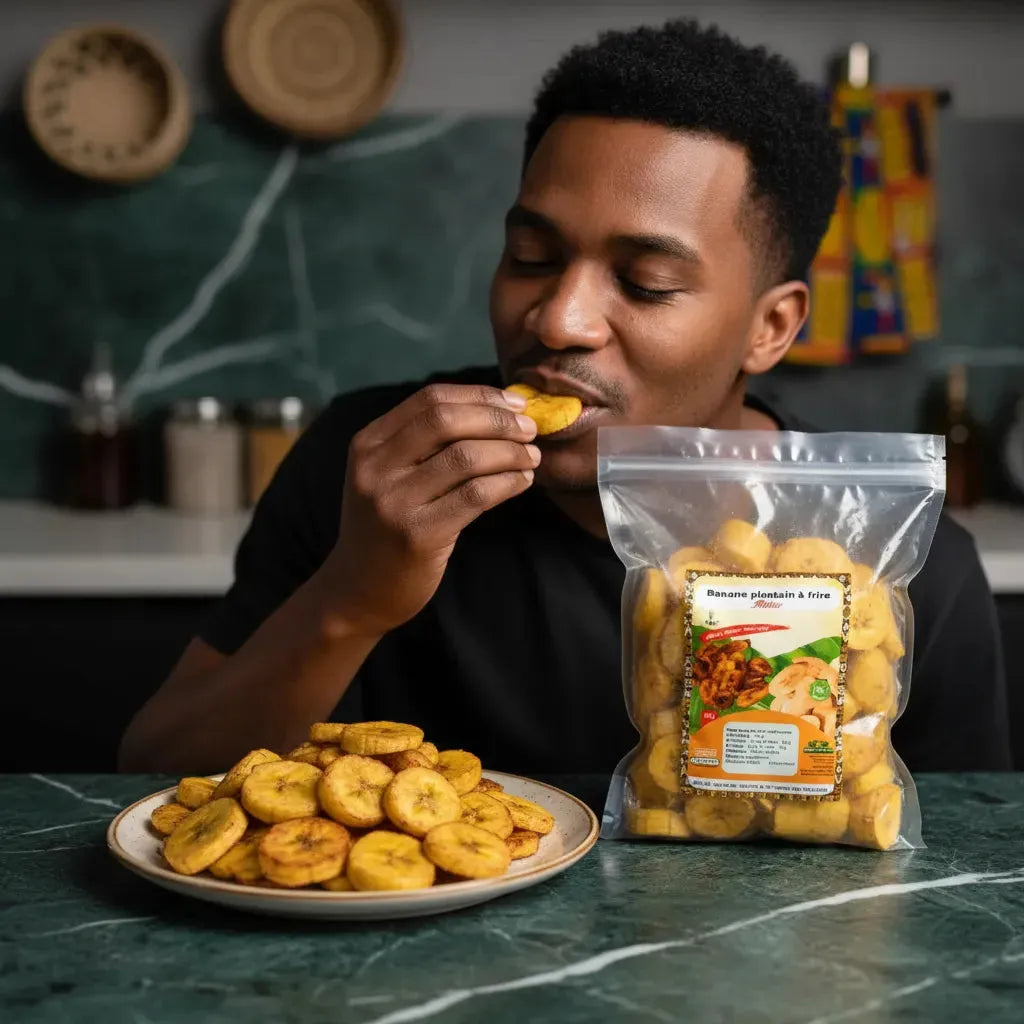 Homme dégustant des bananes plantains frites Alloco, sachet surgelé visible, parfait pour un moment gourmand et convivial.