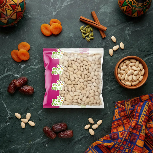 Sachet d'amandes blanchies entières PROFRUIT entouré de fruits secs et épices sur table. Produit naturel pour cuisine et en-cas sains.
