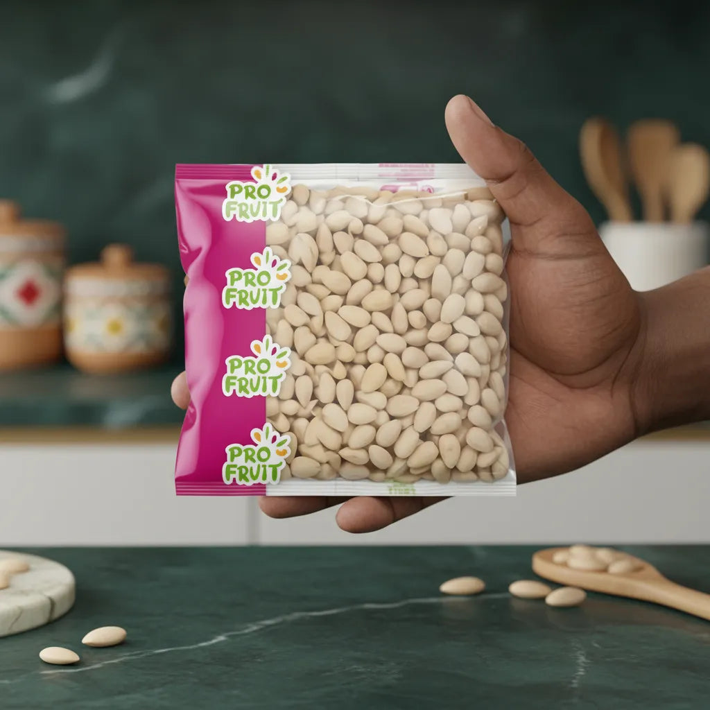 Main tenant un sachet d'amandes blanchies entières PROFRUIT dans une cuisine. Produit pratique pour recettes sucrées et salées.