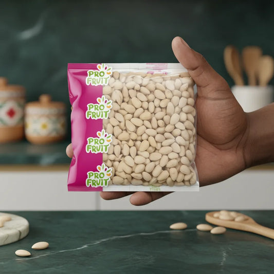 Main tenant un sachet d'amandes blanchies entières PROFRUIT dans une cuisine. Produit pratique pour recettes sucrées et salées.