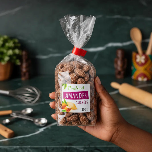 Main tenant un sachet d'amandes sucrées PROFRUIT 300g dans une cuisine, parfaites pour une collation ou garniture sucrée.