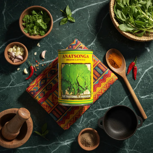 Boîte Anatsonga CODAL entourée d'ingrédients frais, idéale pour plats traditionnels malgaches, conserve de légumes prête à cuisiner.