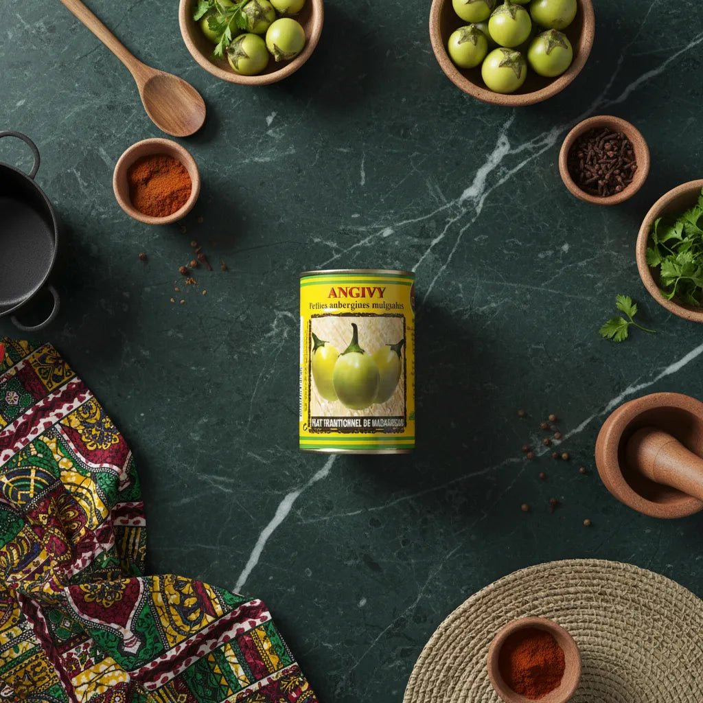 Boîte d'Angivy Naturel CODAL au centre d'ingrédients frais, parfaite pour une cuisine traditionnelle malgache savoureuse et équilibrée.