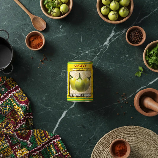 Boîte d'Angivy Naturel CODAL au centre d'ingrédients frais, parfaite pour une cuisine traditionnelle malgache savoureuse et équilibrée.