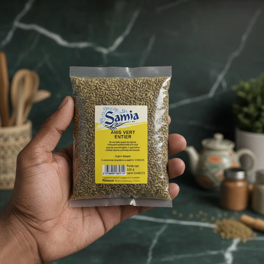 Main tenant un sachet d'anis vert entier SAMIA, épice naturelle pour cuisine et infusion, issu de l'épicerie salée.