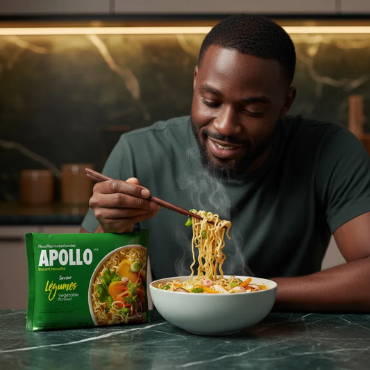 Homme dégustant un bol de nouilles légumes APOLLO, parfaites pour des repas rapides et savoureux dans la catégorie épicerie salée.