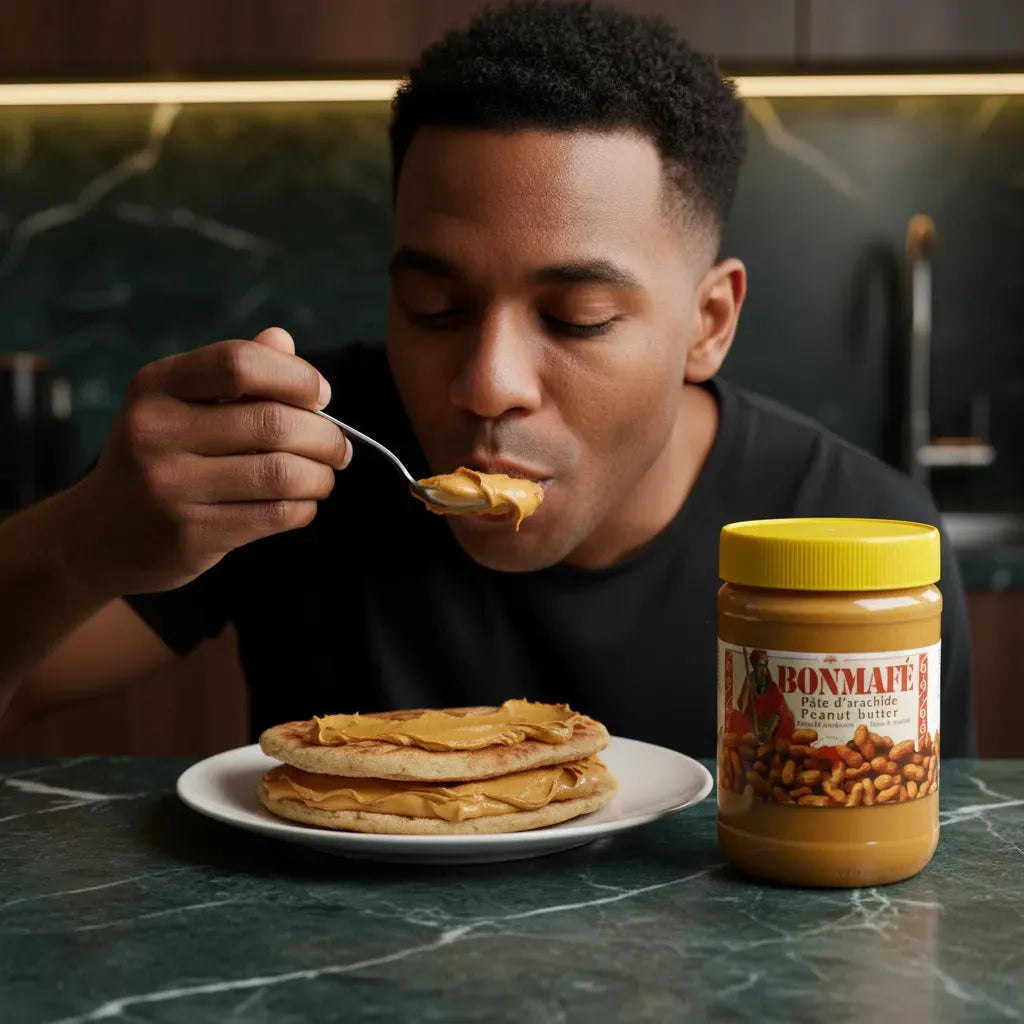 Homme dégustant des pancakes nappés de pâte d'arachide BONMAFE - Crème riche et onctueuse, idéale pour le petit-déjeuner, épicerie sucrée.