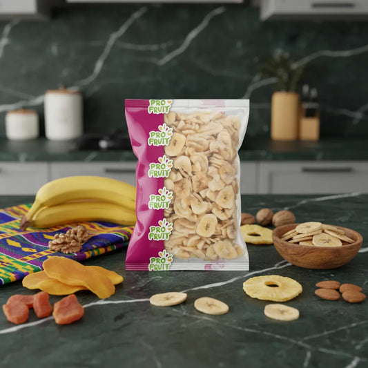 Sachet de chips de banane PROFRUIT posé sur un plan de travail avec fruits secs, parfait pour les encas naturels et équilibrés.