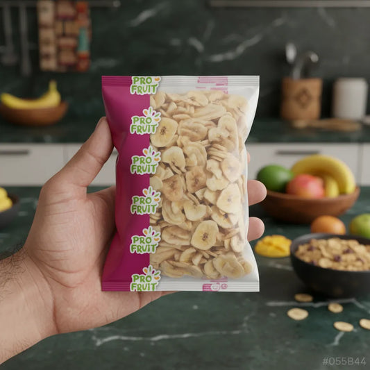 Chips de banane PROFRUIT tenues à la main, snack fruité croustillant idéal pour les amateurs de fruits secs et collations saines.