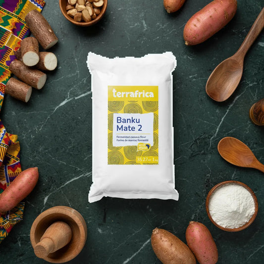 Farine de manioc fermentée Banku Mate 2 TERRAFRICA entourée d’ingrédients africains comme ignames, farine et épices, parfaite pour plats typiques.