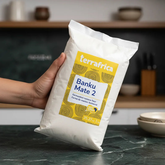 Farine de manioc fermentée Banku Mate 2 TERRAFRICA tenue à la main dans une cuisine moderne, parfaite pour recettes salées africaines.