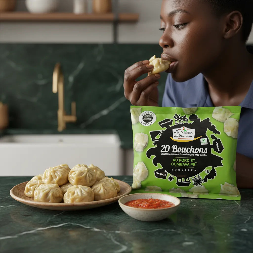 Femme dégustant des bouchons au porc LE TRAITEUR DE BOURBON avec sauce pimentée, produit surgelé prêt à consommer.