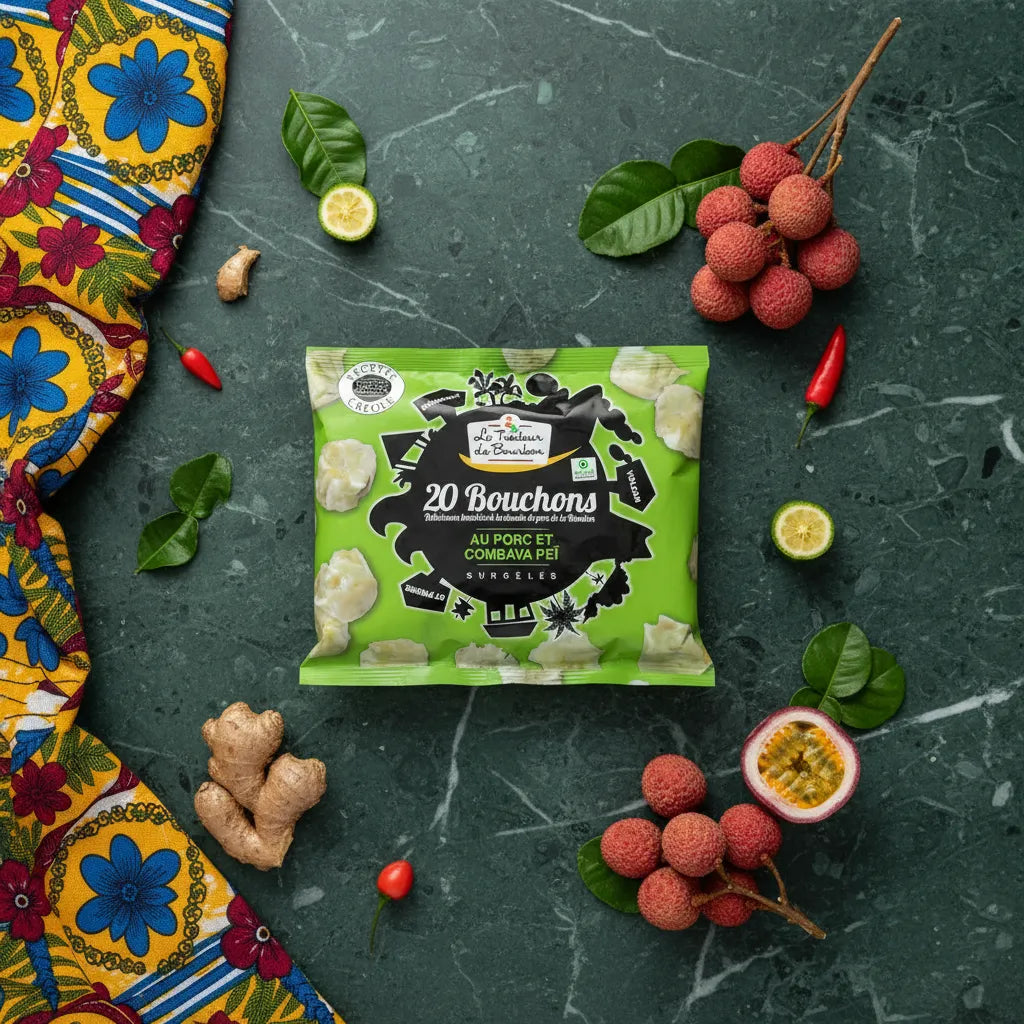 Bouchon Porc Combawa LE TRAITEUR DE BOURBON entouré d'ingrédients exotiques comme gingembre, litchi et combava sur fond vert marbré.